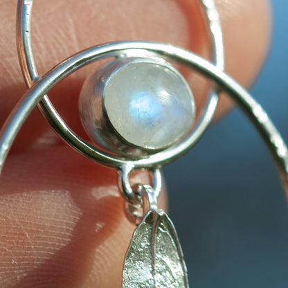 Uniek exemplaar Bladhanger in zilver #7 • Witte labradoriet ~ Regenboogmaansteen (klaar voor verzending)