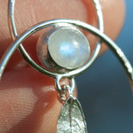 Charger l'image dans la galerie, OOAK Leaf pendant in silver #7 • White Labradorite ~ Rainbow Moonstone (ready to ship)
