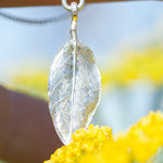Cargar imagen en el visor de la galería, OOAK Oona silver necklace #2 • Kyanite &amp; casted leaf (ready to ship)
