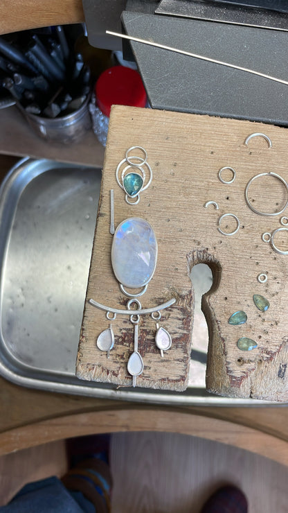 Pièce unique Pendentif Aurae #18 • Labradorite blanche & cyanites (prêt à expédier)