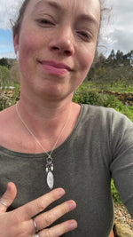 Cargar y reproducir el video en el visor de la galería, OOAK Leaf pendant in silver #10 • Star Ruby (ready to ship)
