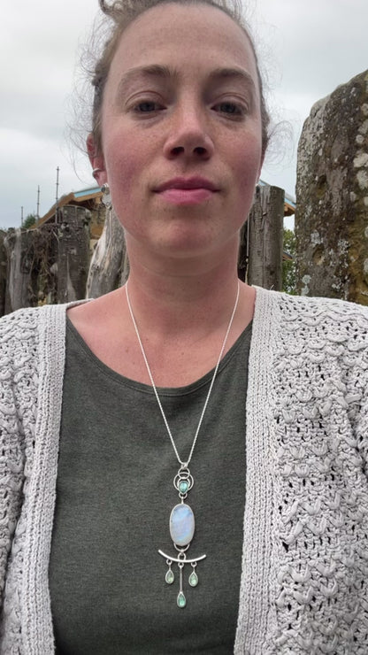 Pièce unique Pendentif Aurae #18 • Labradorite blanche & cyanites (prêt à expédier)