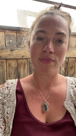 Cargar y reproducir el video en el visor de la galería, OOAK Mae pendant in silver #35 • rough Labradorite (Ready to ship)
