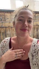 Laden und Abspielen von Videos im Galerie-Viewer, OOAK Mae pendant in silver #28 • Red Jasper (Ready to ship)
