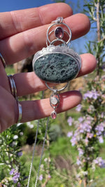Cargar y reproducir el video en el visor de la galería, OOAK Aurae pendant #15 • Moss agate, Tourmaline &amp; White Labradorite (ready to ship)
