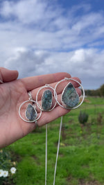 Cargar y reproducir el video en el visor de la galería, OOAK Mae pendant in silver #34 • rough Labradorite (Ready to ship)
