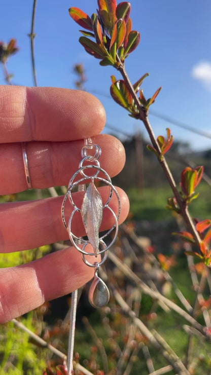 Pieza única Colgante hoja en plata #8 • Labradorita (listo para enviar)