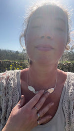 Cargar y reproducir el video en el visor de la galería, OOAK Oona silver necklace #6 • three casted leaves (ready to ship)
