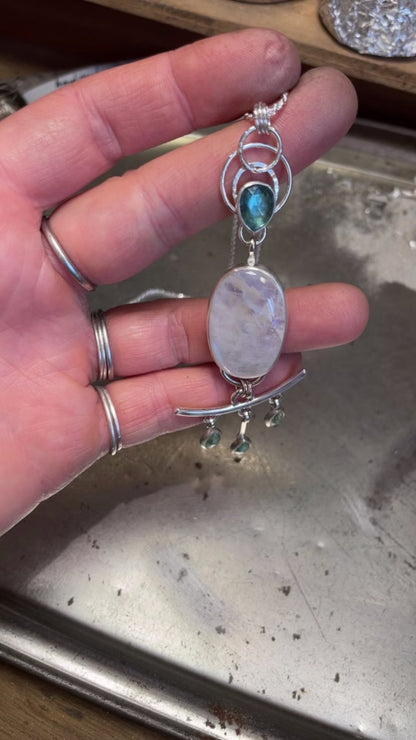Pièce unique Pendentif Aurae #18 • Labradorite blanche & cyanites (prêt à expédier)