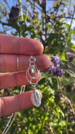 Cargar y reproducir el video en el visor de la galería, OOAK Leaf pendant #5 • Kyanite (ready to ship)
