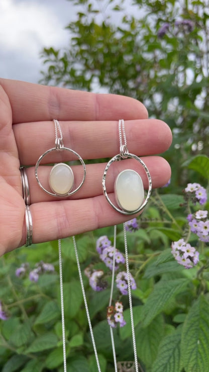 Pendentif Mae en argent pièce unique #18 • Pierre de lune blanche  (prêt à expédier)