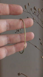 Video laden en afspelen in Gallery-weergave, Thin hammered brass cuff bracelet    (Made to order)
