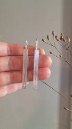 Video laden en afspelen in Gallery-weergave, Long silver earrings with branch cut out    (made to order)
