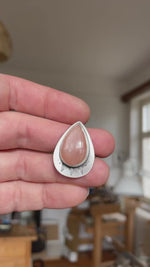 Cargar y reproducir el video en el visor de la galería, Kaha ring with peach moonstone ~ size 57,25   (ready to ship)
