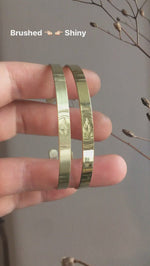 Cargar y reproducir el video en el visor de la galería, Cuff bracelet in brass with ethnic patterns    (made to order)
