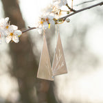 Afbeelding in Gallery-weergave laden, Long triangle earrings in silver with asymmetrical branch cut out    (made to order)
