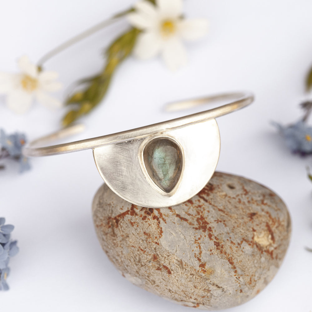 Brazalete único de plata con piedra de labradorita (listo para enviar)