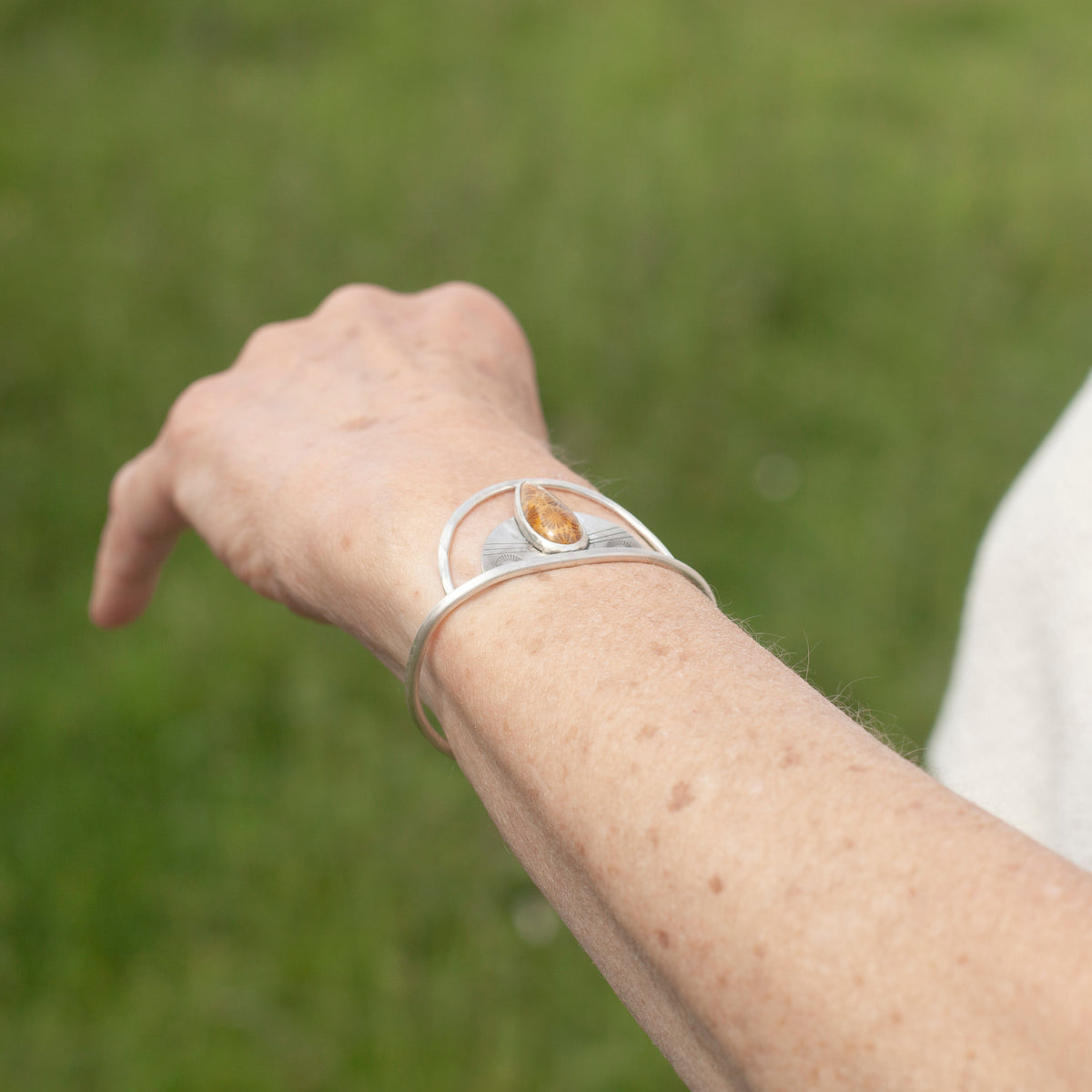 Bracelet manchette en argent pièce unique avec corail fossile (prêt à expédier)