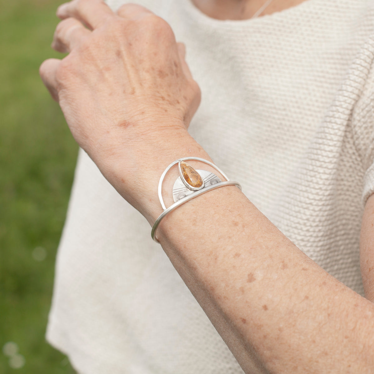 Bracelet manchette en argent pièce unique avec corail fossile (prêt à expédier)