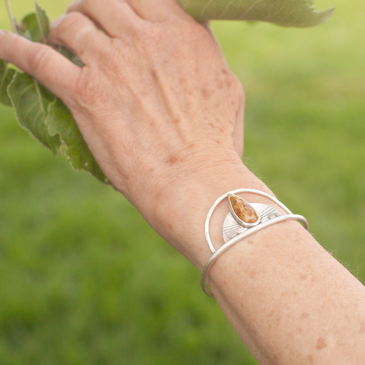 Bracelet manchette en argent pièce unique avec corail fossile (prêt à expédier)