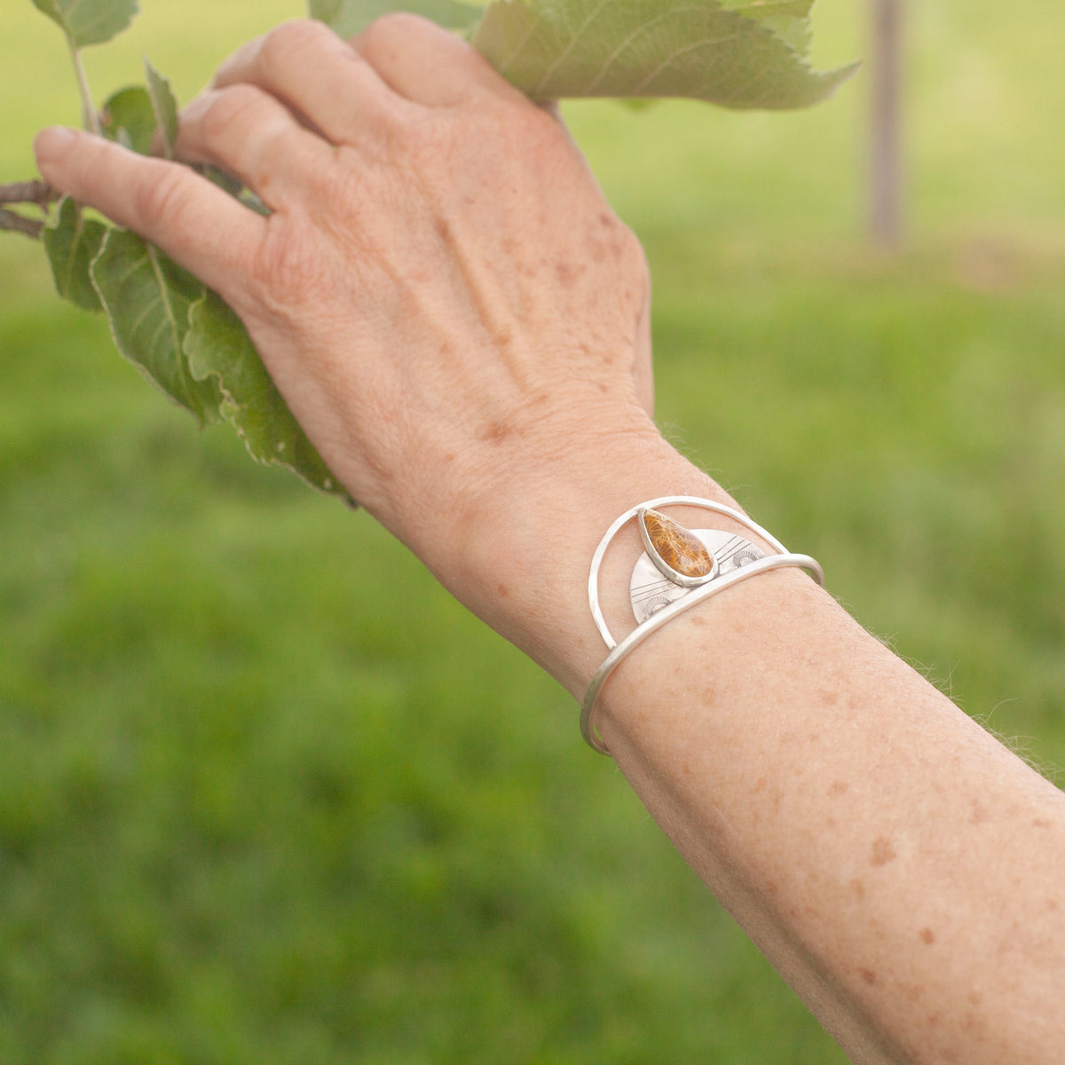 Bracelet manchette en argent pièce unique avec corail fossile (prêt à expédier)