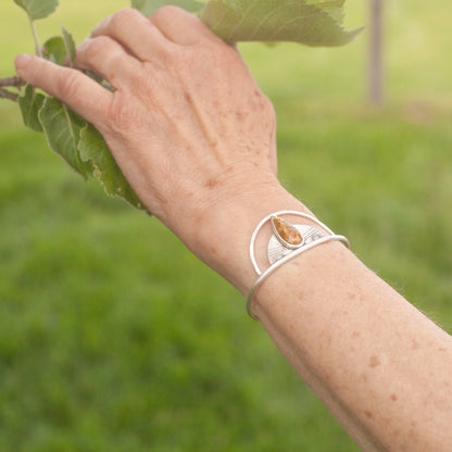 Bracelet manchette en argent pièce unique avec corail fossile (prêt à expédier)