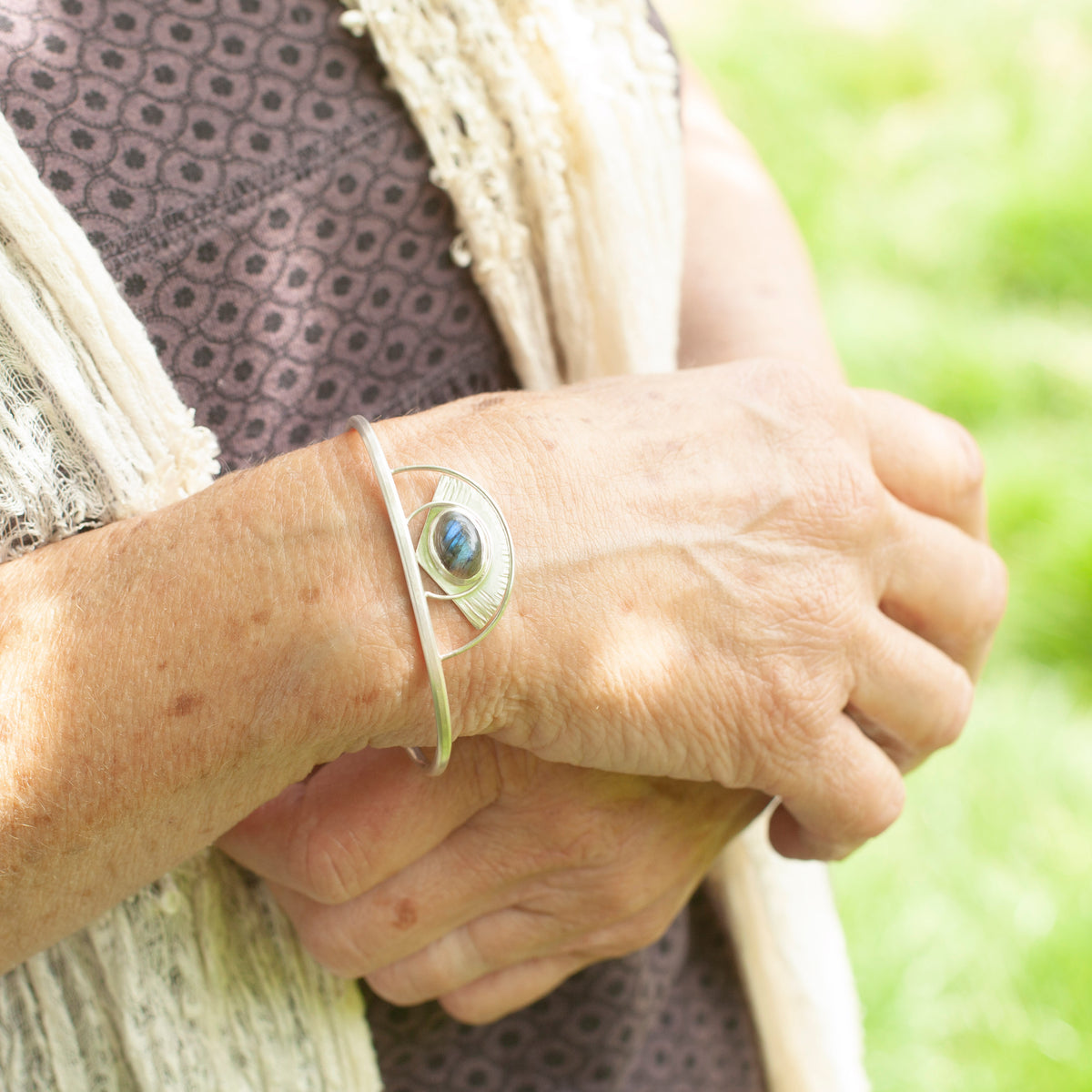 Bracelet manchette en argent pièce unique avec labradorite (prêt à expédier)