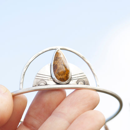 Bracelet manchette en argent pièce unique avec corail fossile (prêt à expédier)