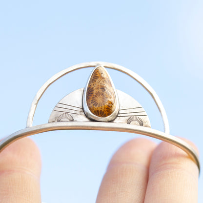 Bracelet manchette en argent pièce unique avec corail fossile (prêt à expédier)