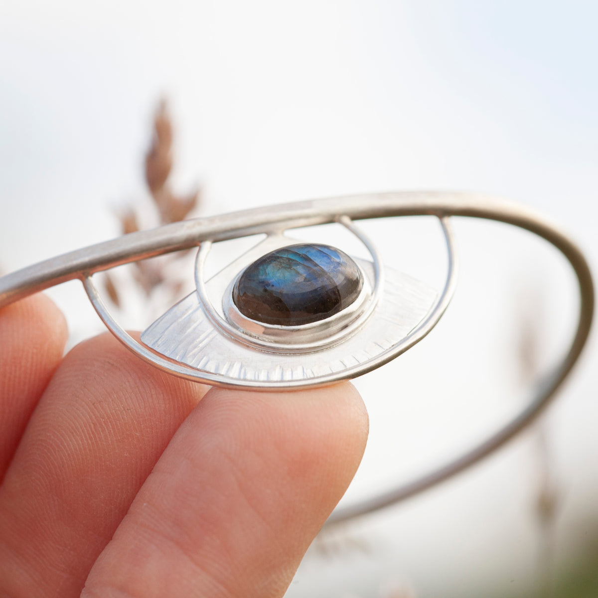 Bracelet manchette en argent pièce unique avec labradorite (prêt à expédier)