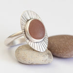 Cargar imagen en el visor de la galería, OOAK intuition ring with soft pink pebble ~ Size 54,75 (ready-to-ship)
