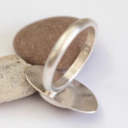 OOAK intuition ring with soft pink pebble ~ Size 54,75 (ready-to-ship)