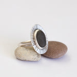 Afbeelding in Gallery-weergave laden, OOAK intuition ring with black pebble ~ Size 51 (ready-to-ship)
