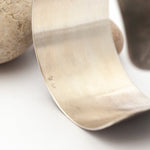 Lade das Bild in den Galerie-Viewer, OOAK Silver bracelet with real vegetal imprint #6 • size 5,5cm (ready-to-ship)
