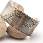 Lade das Bild in den Galerie-Viewer, OOAK Silver bracelet with real vegetal imprint #3 • size 5,25cm (ready-to-ship)
