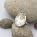 Cargar imagen en el visor de la galería, OOAK ring with captured plant #1 • quartz ~ size 58,25   (ready to ship)
