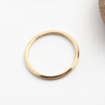 Cargar imagen en el visor de la galería, OOAK Simple square ring (with a twist!) in solid 14k • size 58,75 (ready to ship)
