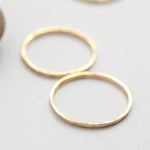 Cargar imagen en el visor de la galería, Simple hammered solid 14k gold ring (ready to ship)
