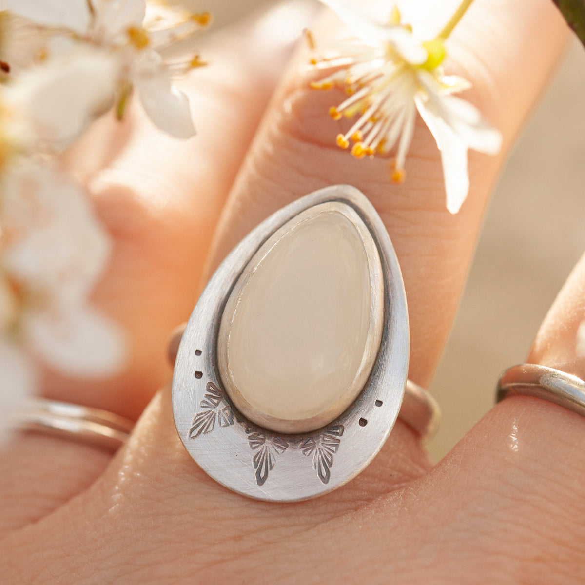 Anillo Kaha con piedra luna ~ talla 52,5   (listo para enviar)