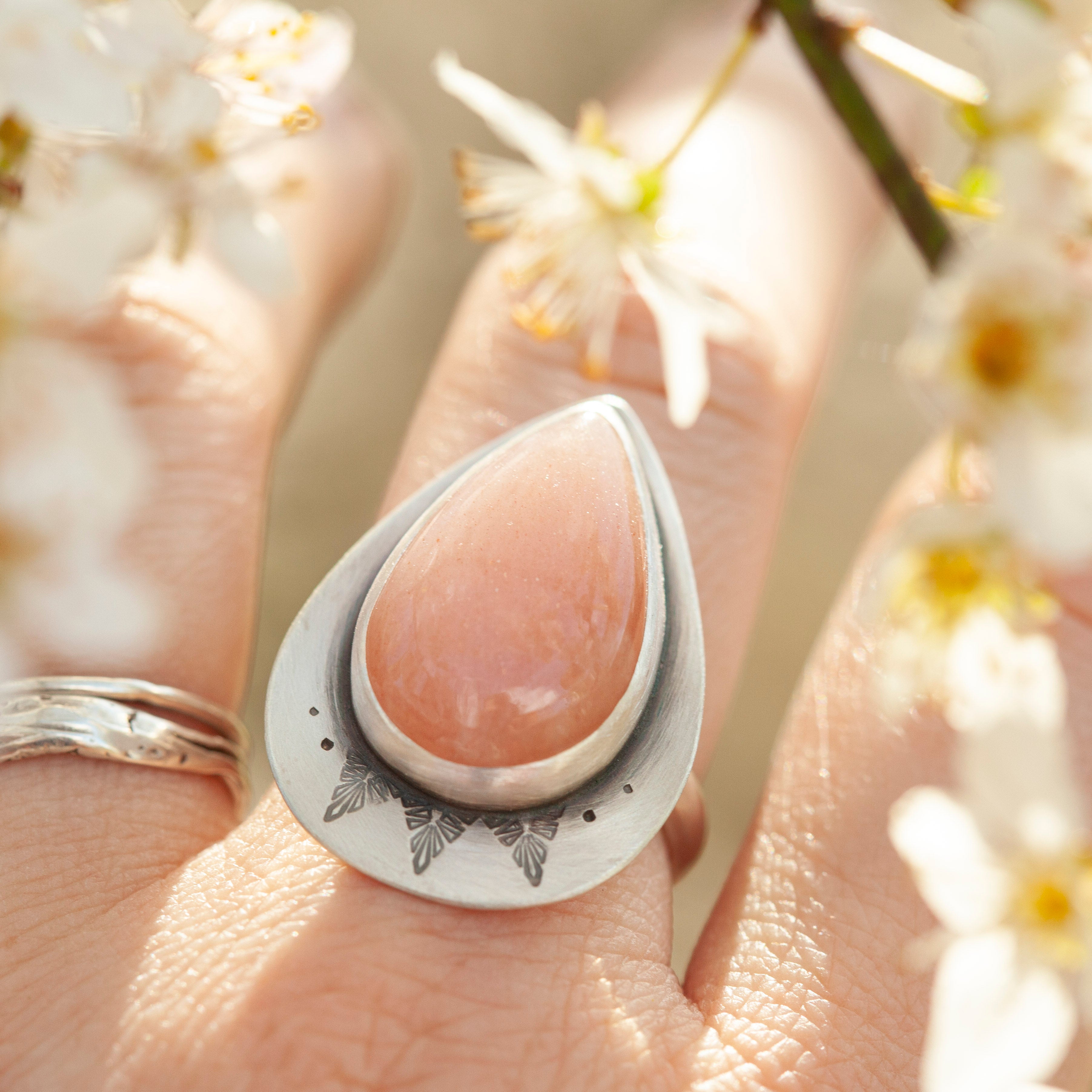 Kaha ring with peach moonstone ~ size 57,25   (ready to ship)