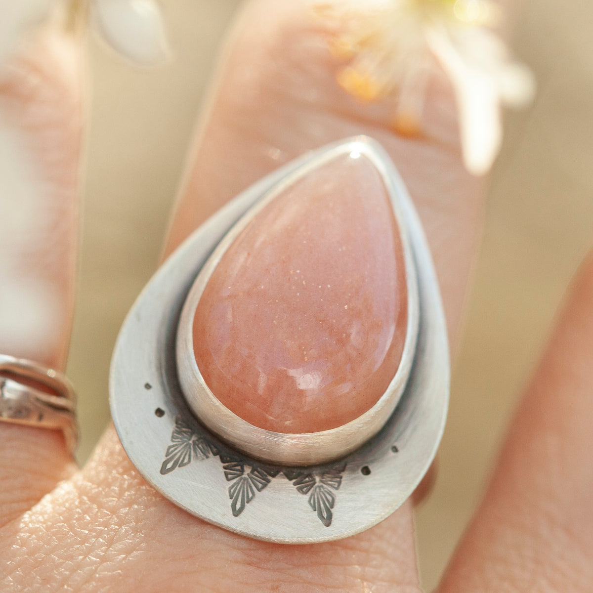 Anillo Kaha con piedra luna melocotón ~ talla 57,25   (listo para enviar)