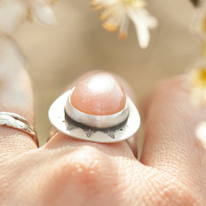 Kaha ring with peach moonstone ~ size 57,25   (ready to ship)