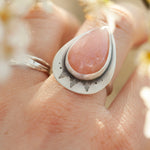 Lade das Bild in den Galerie-Viewer, Kaha ring with peach moonstone ~ size 57,25   (ready to ship)
