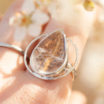 Afbeelding in Gallery-weergave laden, OOAK ring with captured plant #3 • clear quartz ~ size 59   (ready to ship)
