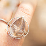 Lade das Bild in den Galerie-Viewer, OOAK ring with captured plant #3 • clear quartz ~ size 59   (ready to ship)
