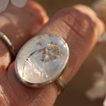 Cargar imagen en el visor de la galería, OOAK ring with captured plant #1 • quartz ~ size 58,25   (ready to ship)
