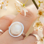 Afbeelding in Gallery-weergave laden, Sena ring with white labradorite ~ size 52,5   (ready to ship)

