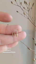 Video laden en afspelen in Gallery-weergave, Ear climber in brass with silver ear post : simple line earring, textured or net.   (made to order)
