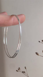 Cargar y reproducir el video en el visor de la galería, Set of 2 silver bangle bracelets  (made to order)
