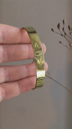 Laden und Abspielen von Videos im Galerie-Viewer, Wide brass cuff bracelet with ethnic patterns  (made to order)
